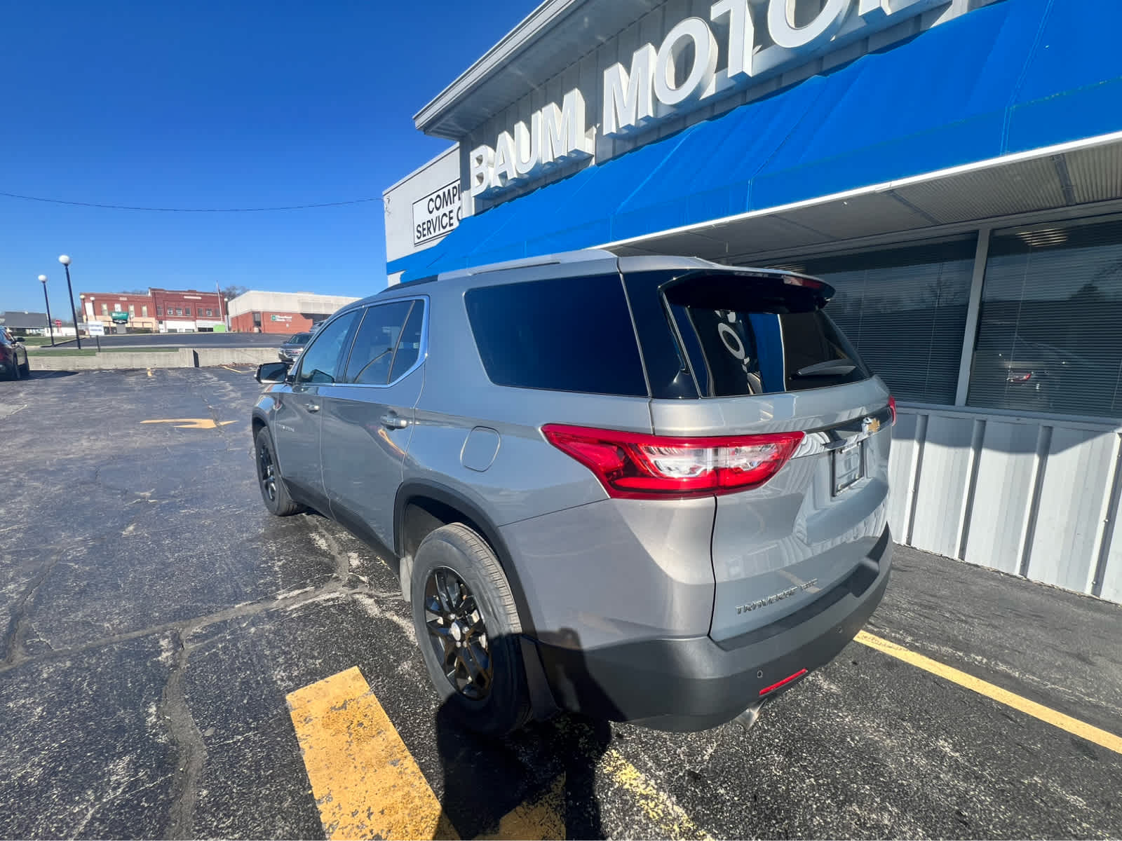 Used 2018 Chevrolet Traverse 1LT with VIN 1GNEVGKW8JJ271585 for sale in Clinton, IL