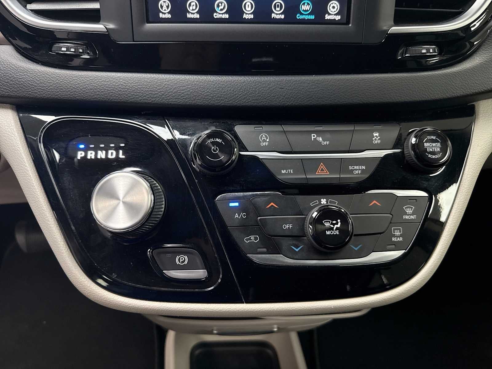 2021 Chrysler Voyager LX