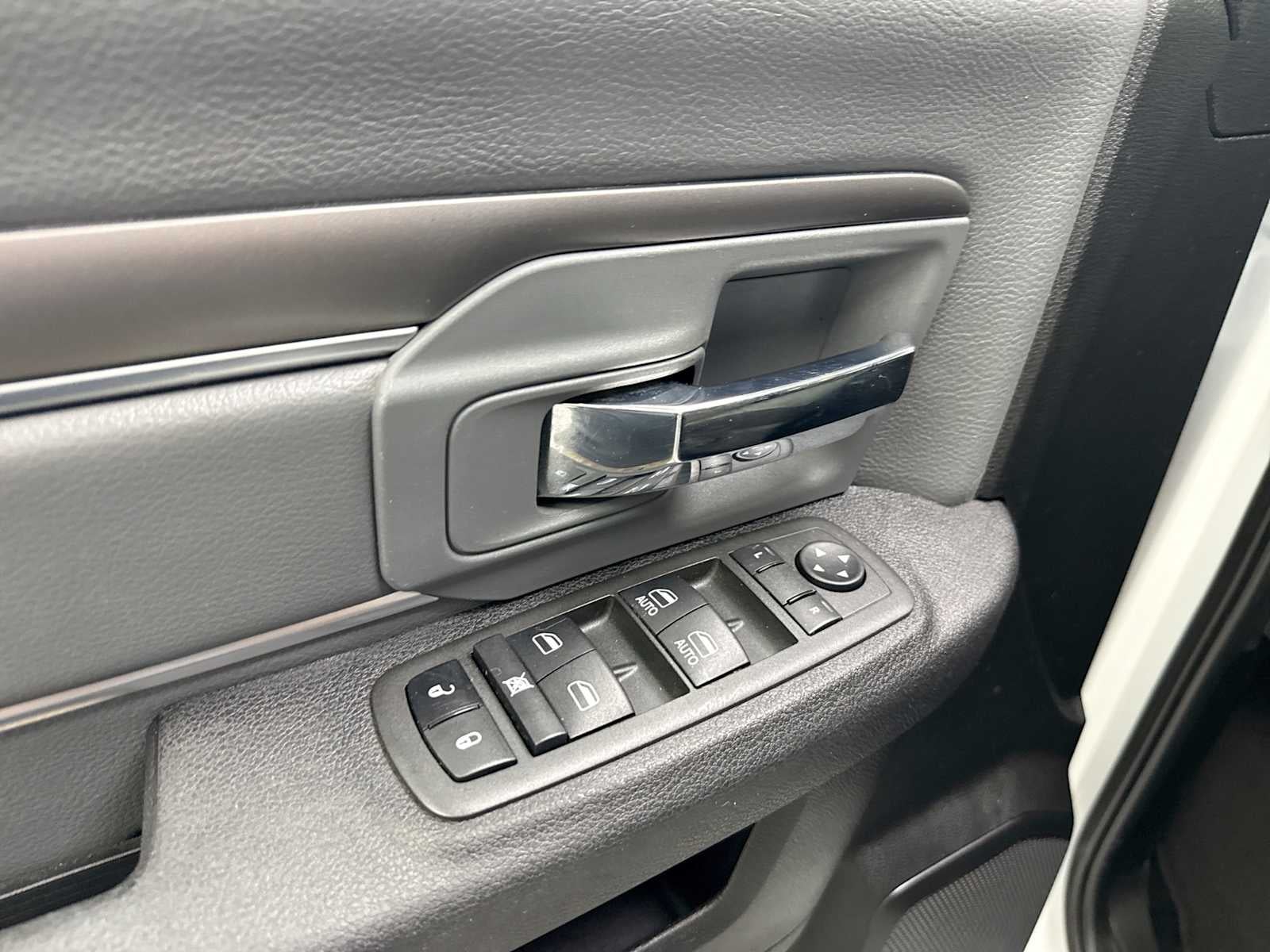 2022 RAM 1500 Classic SLT Crew Cab 4x4 5'7' Box