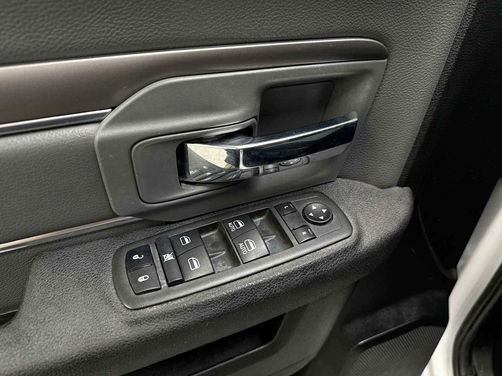 2022 RAM 1500 Classic SLT Crew Cab 4x4 5'7' Box