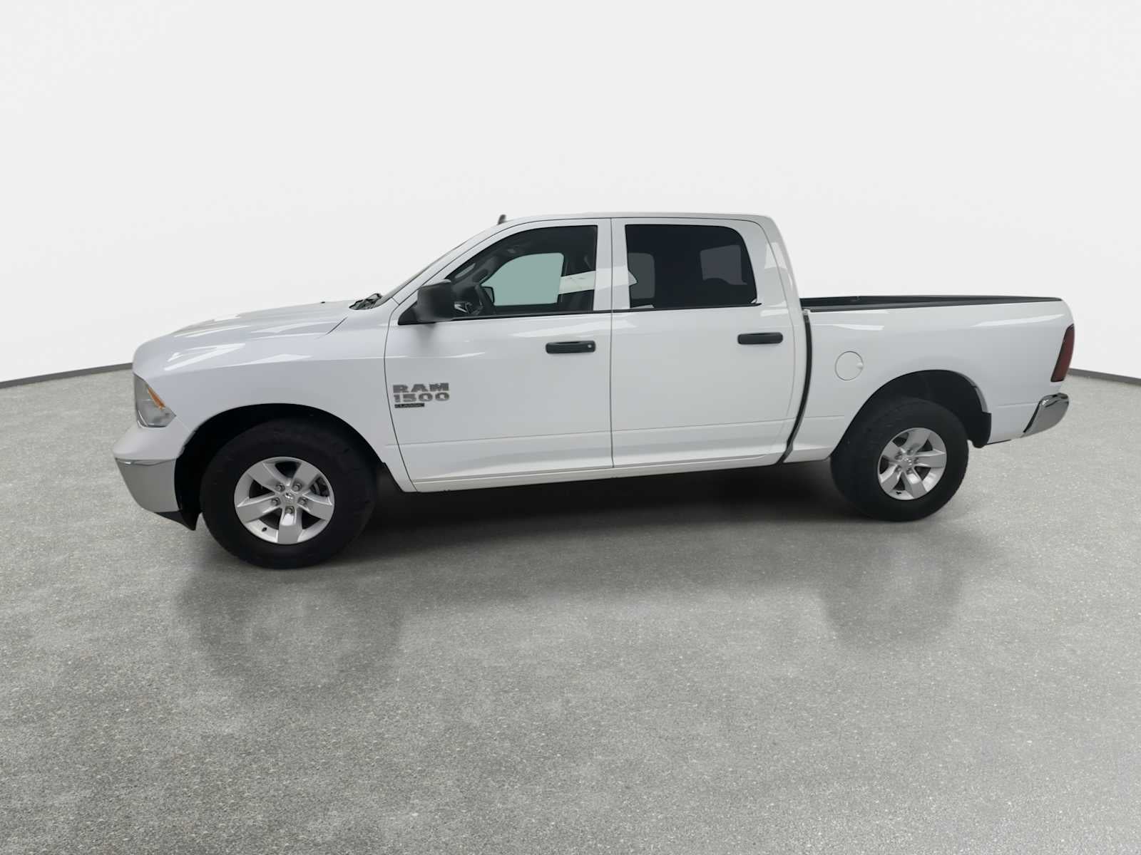 2022 RAM 1500 Classic SLT Crew Cab 4x4 5'7' Box