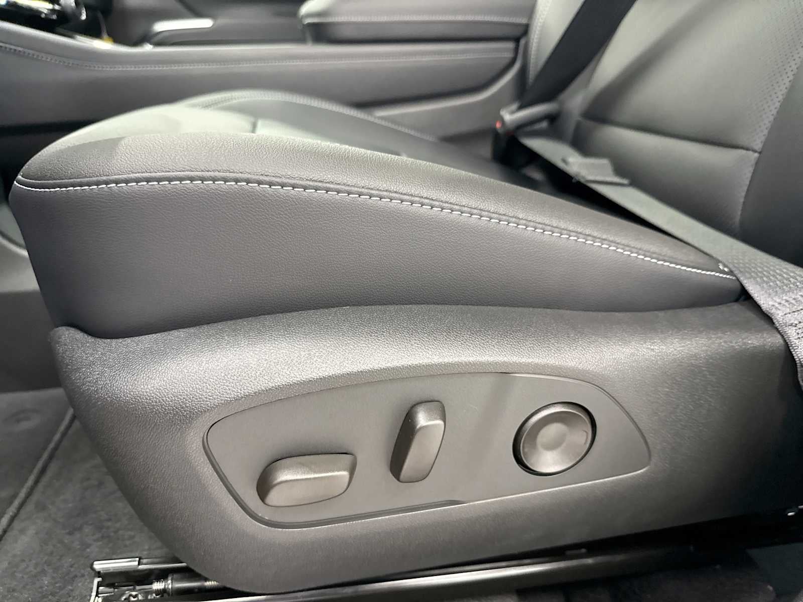 2027 Chevrolet Traverse LT - Photo 14